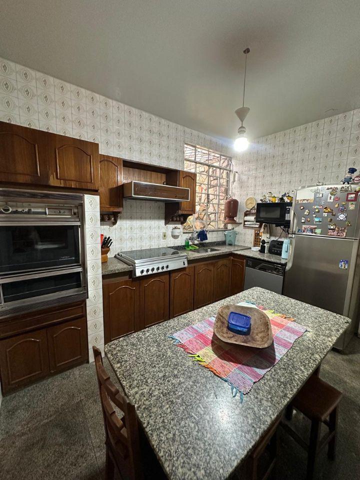 Casa, Cachoeirinha, 3 Quartos, 4 Vagas, 1 Suíte