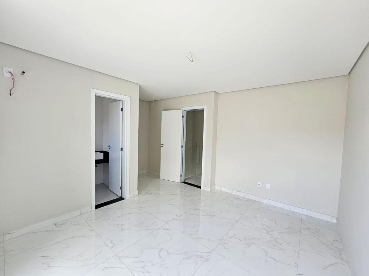 Casa, Santa Cruz, 3 Quartos, 4 Vagas, 1 Suíte
