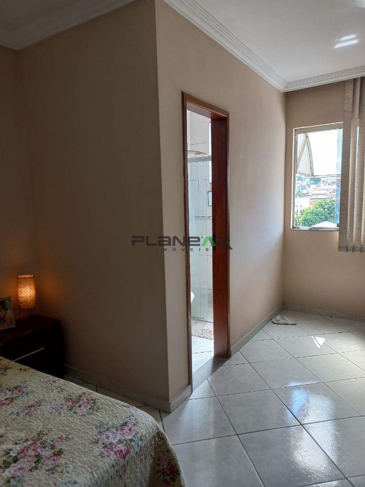 Casa, Santa Cruz Industrial, 3 Quartos, 2 Vagas, 1 Suíte