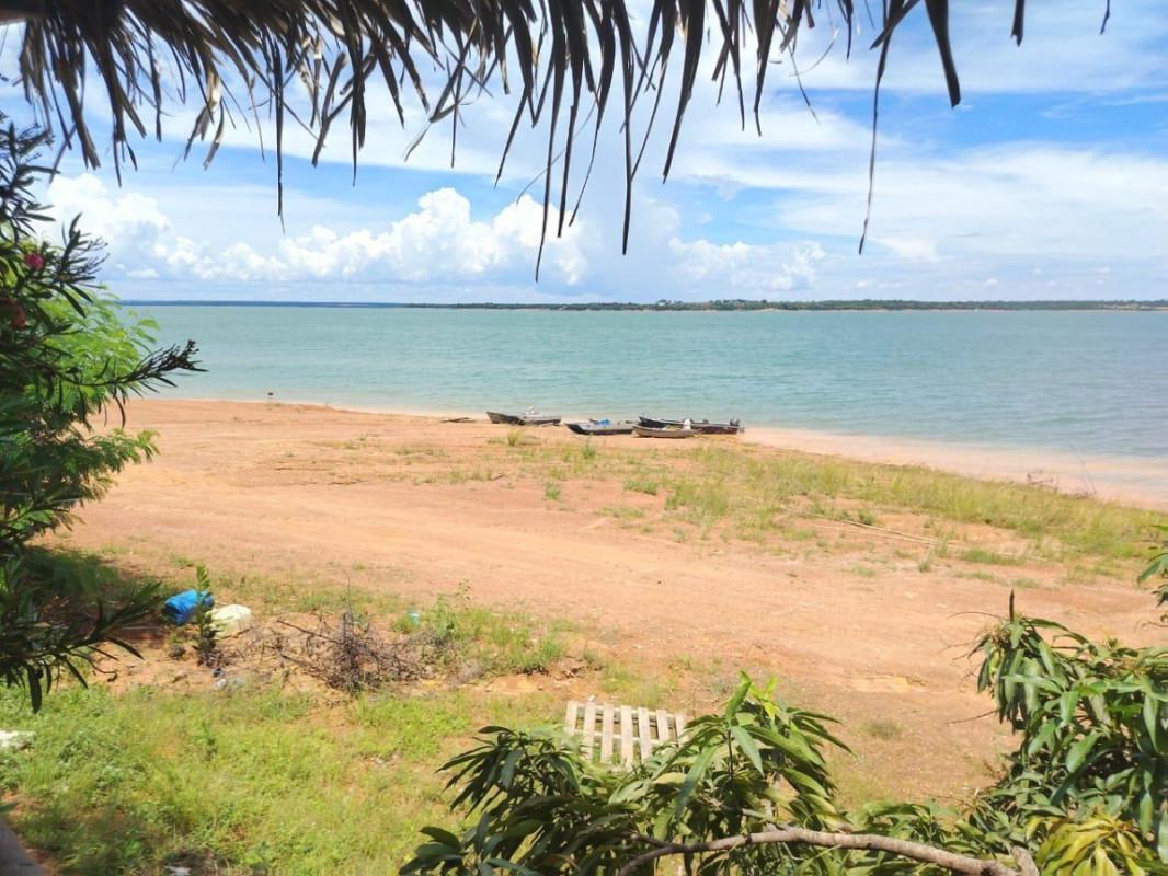Lote, Centro, 1 Quarto, 0 Vaga