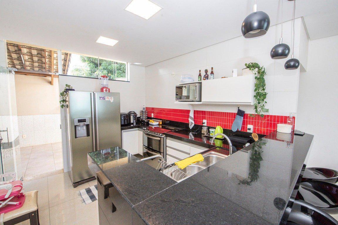 Casa, Cachoeirinha, 6 Quartos, 4 Vagas, 2 Suítes