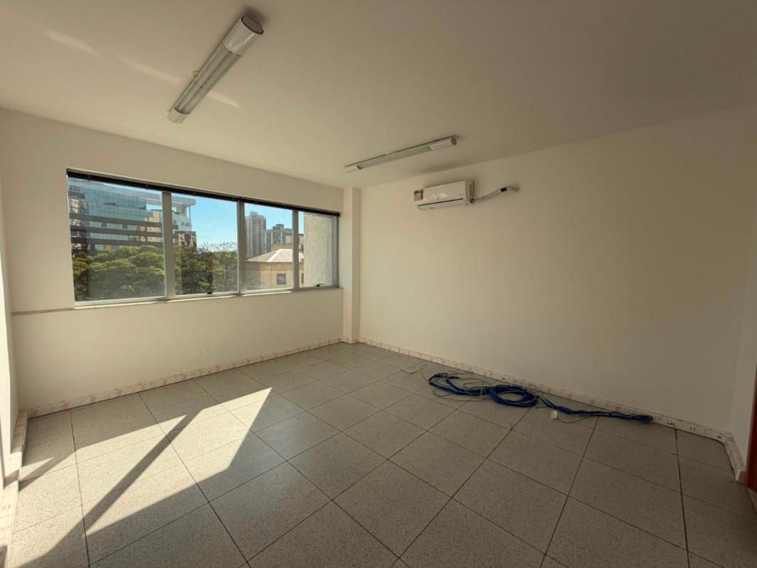 Sala, Barro Preto, 0 Quarto, 2 Vagas
