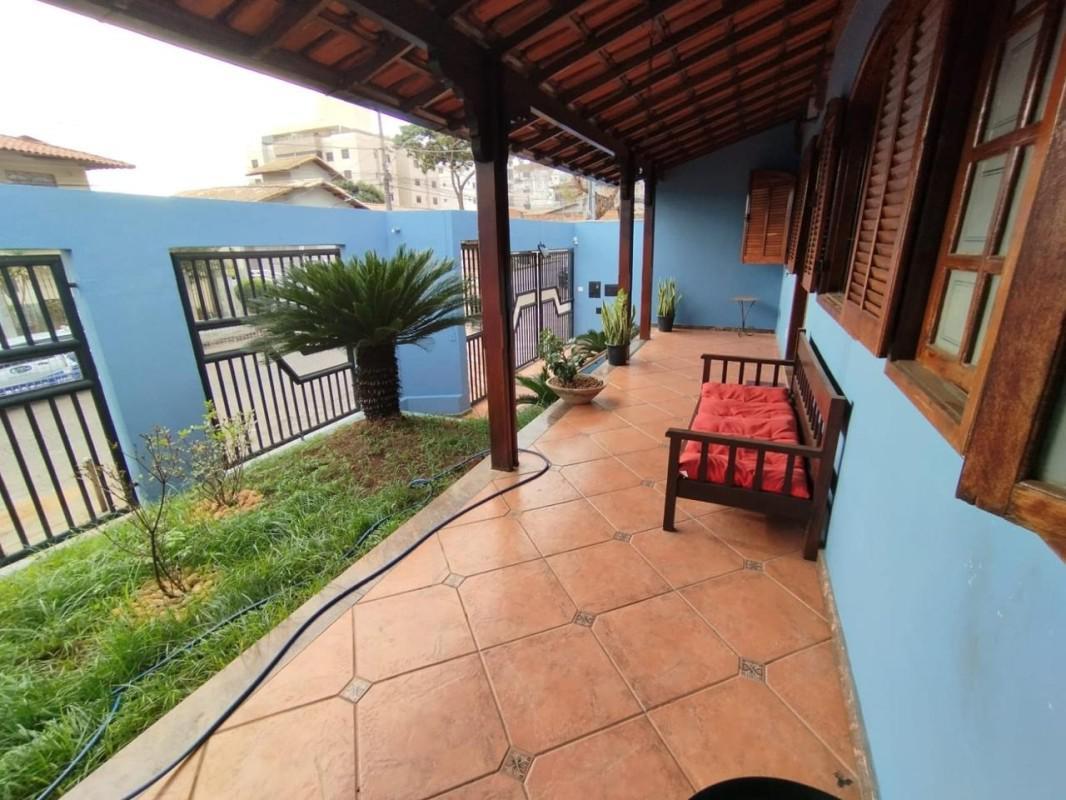 Casa, Castelo, 3 Quartos, 4 Vagas, 1 Suíte