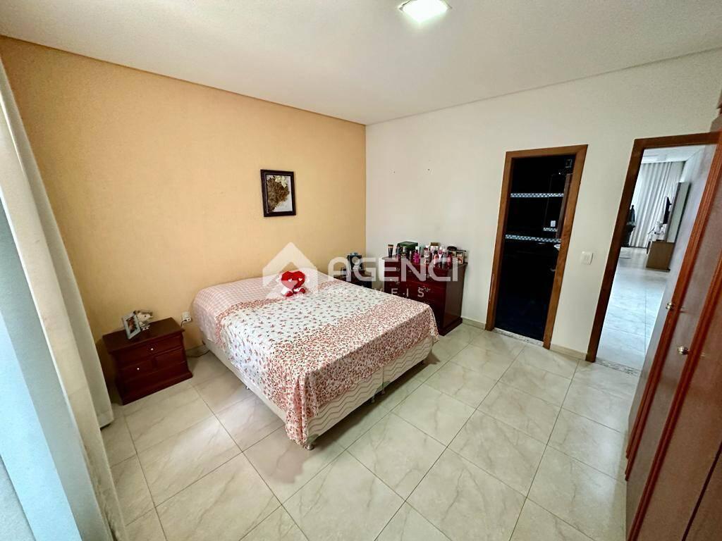 Casa, Cabral, 4 Quartos, 0 Vaga, 1 Suíte