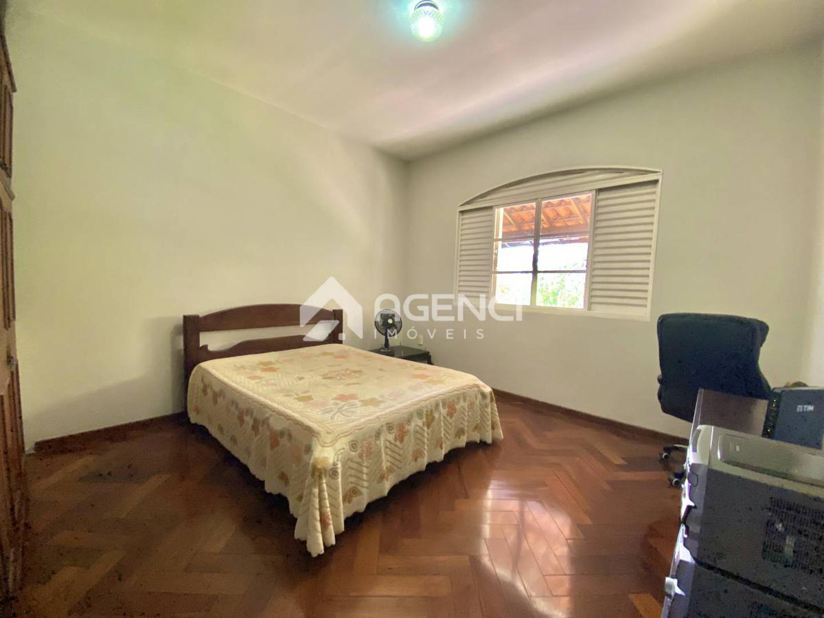 Casa, Camargos, 3 Quartos, 0 Vaga, 1 Suíte