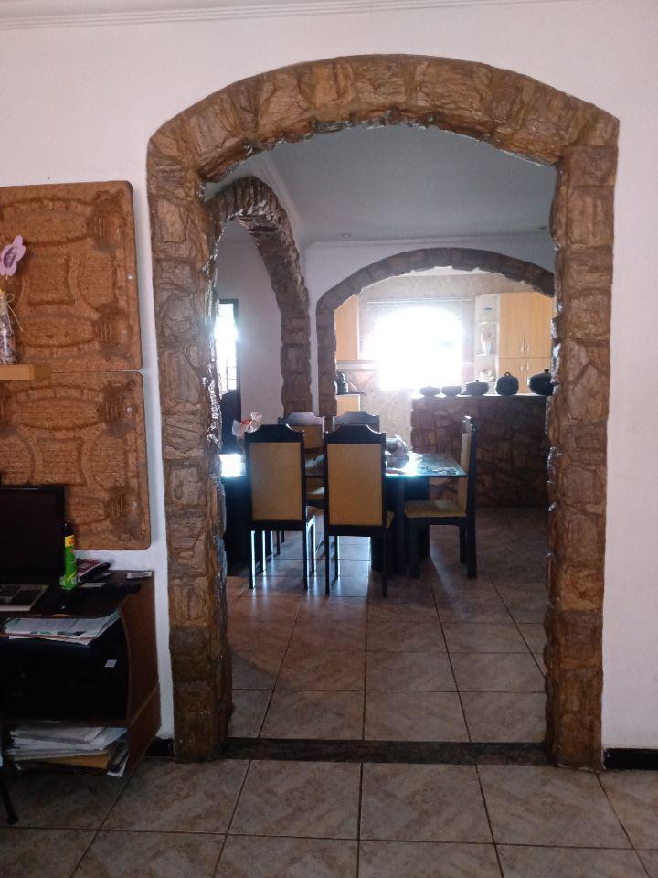 Casa, Funcionários, 3 Quartos, 2 Vagas, 1 Suíte