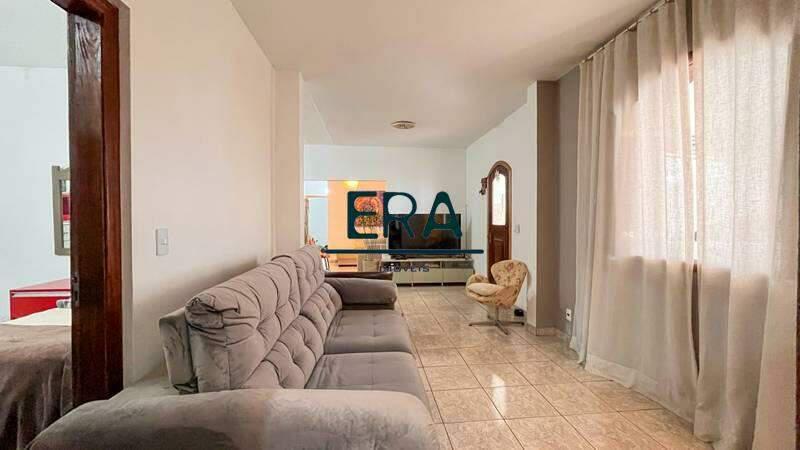 Casa, Buritis, 5 Quartos, 0 Vaga, 1 Suíte