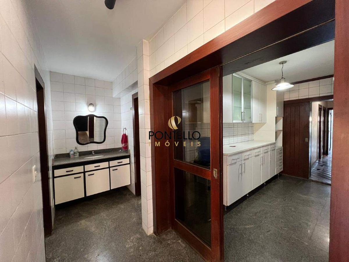 Casa, Centro, 7 Quartos, 0 Vaga, 3 Suítes