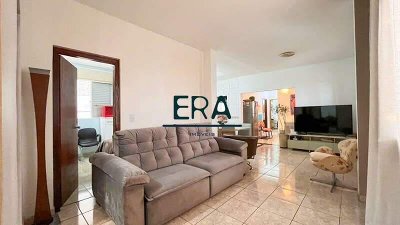 Casa, Buritis, 5 Quartos, 0 Vaga, 1 Suíte