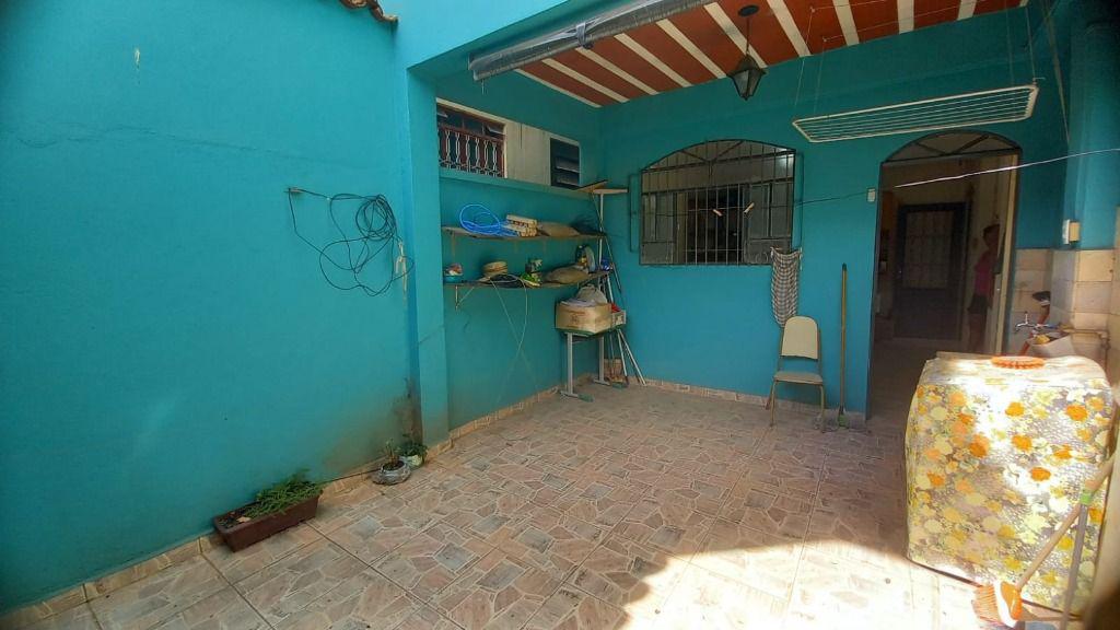 Casa, Centro, 6 Quartos, 0 Vaga, 1 Suíte