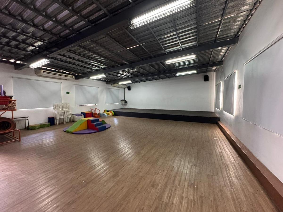 Prédio, Colégio Batista, 0 Quarto, 0 Vaga