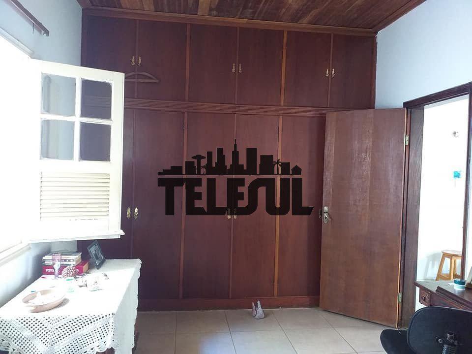 Casa, Centro, 4 Quartos, 0 Vaga, 1 Suíte