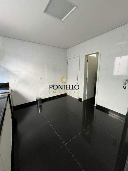 Casa, Castelo, 4 Quartos, 8 Vagas, 4 Suítes