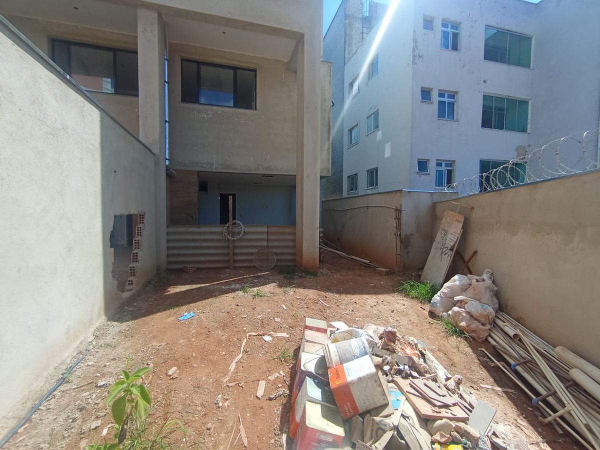 Casa, Santa Cruz, 3 Quartos, 2 Vagas, 1 Suíte