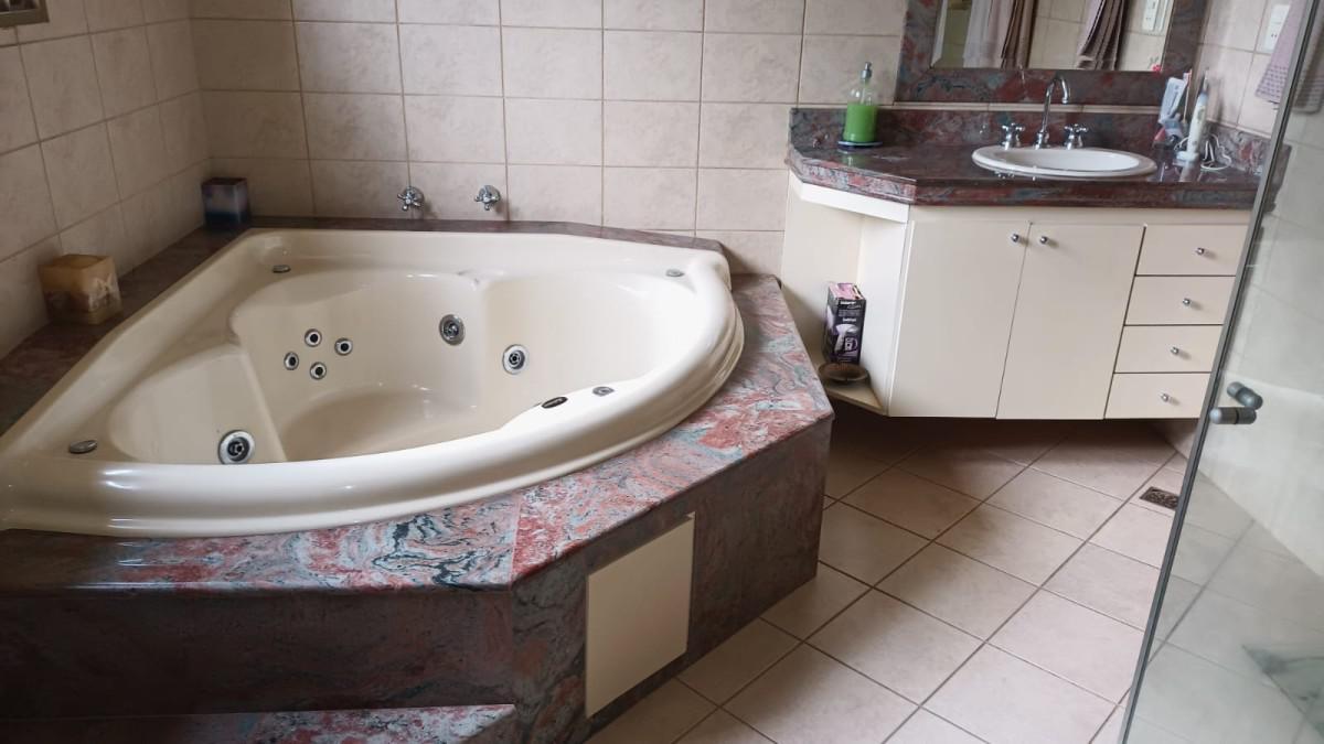 Casa, Colonial, 6 Quartos, 8 Vagas, 1 Suíte