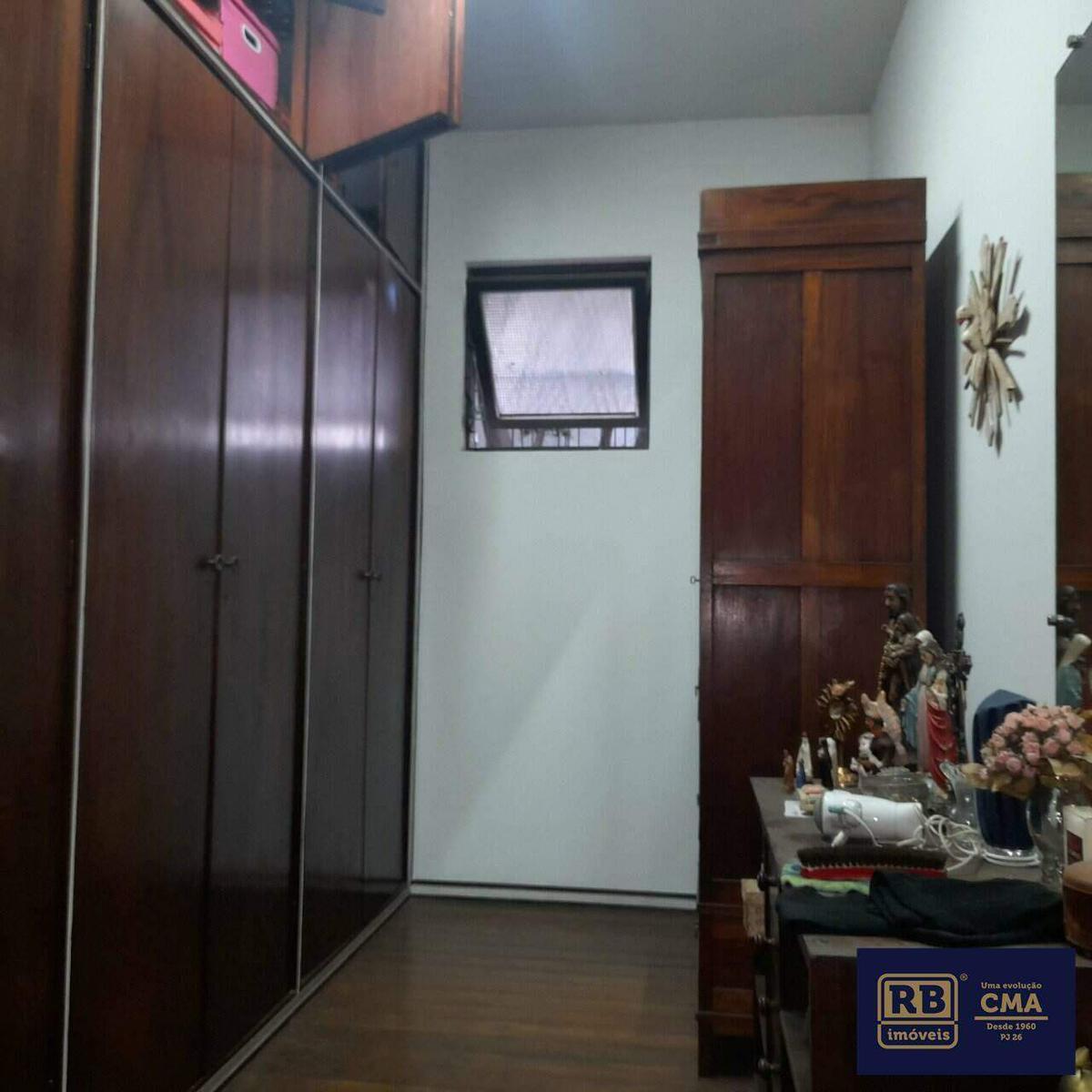 Casa, Funcionários, 5 Quartos, 4 Vagas, 1 Suíte