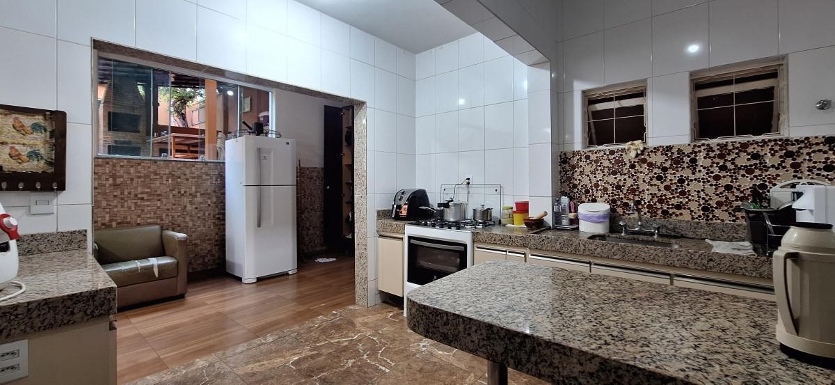 Casa, Sagrada Família, 4 Quartos, 2 Vagas, 2 Suítes