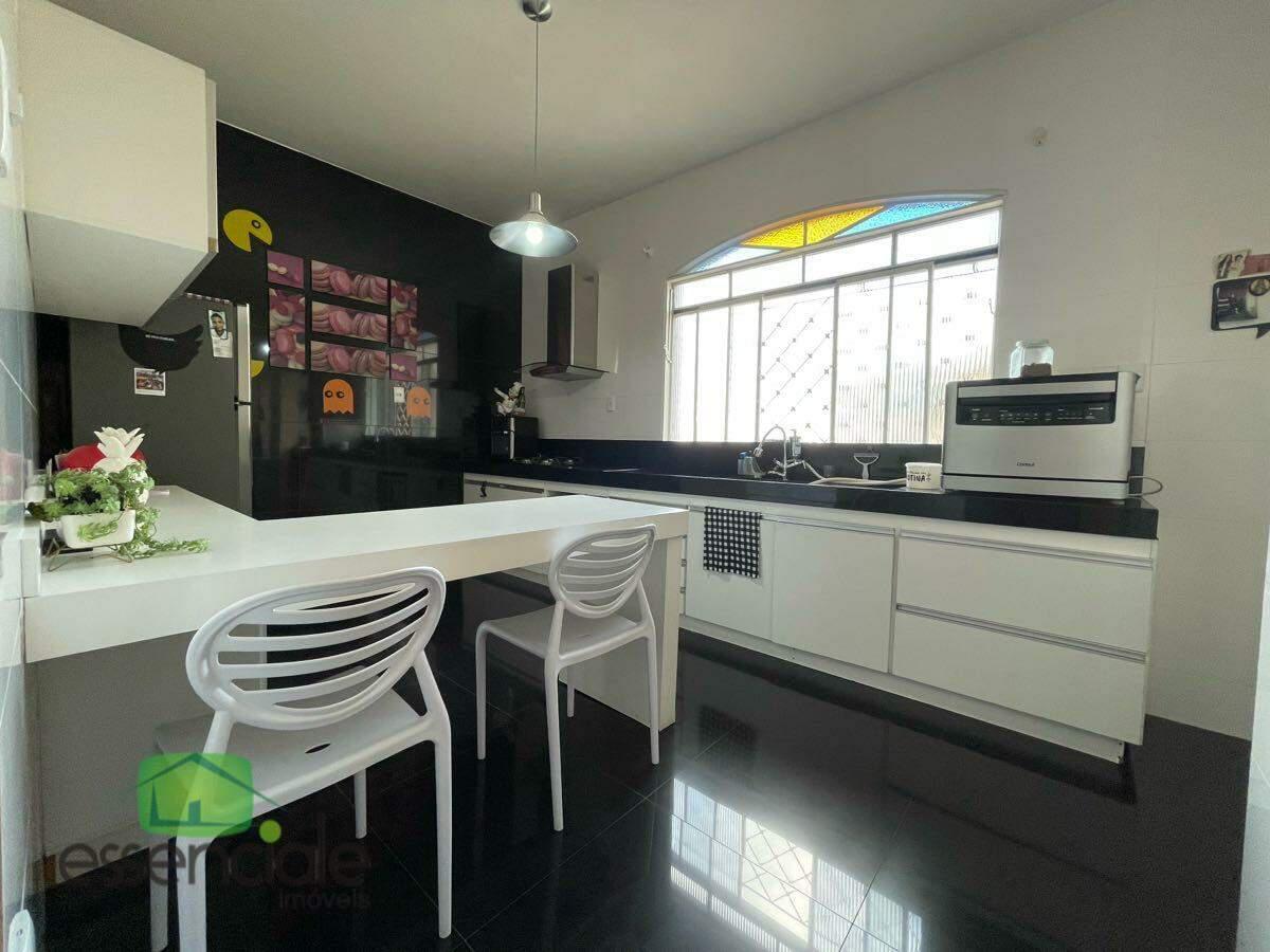 Casa, Santa Cruz Industrial, 3 Quartos, 5 Vagas, 1 Suíte