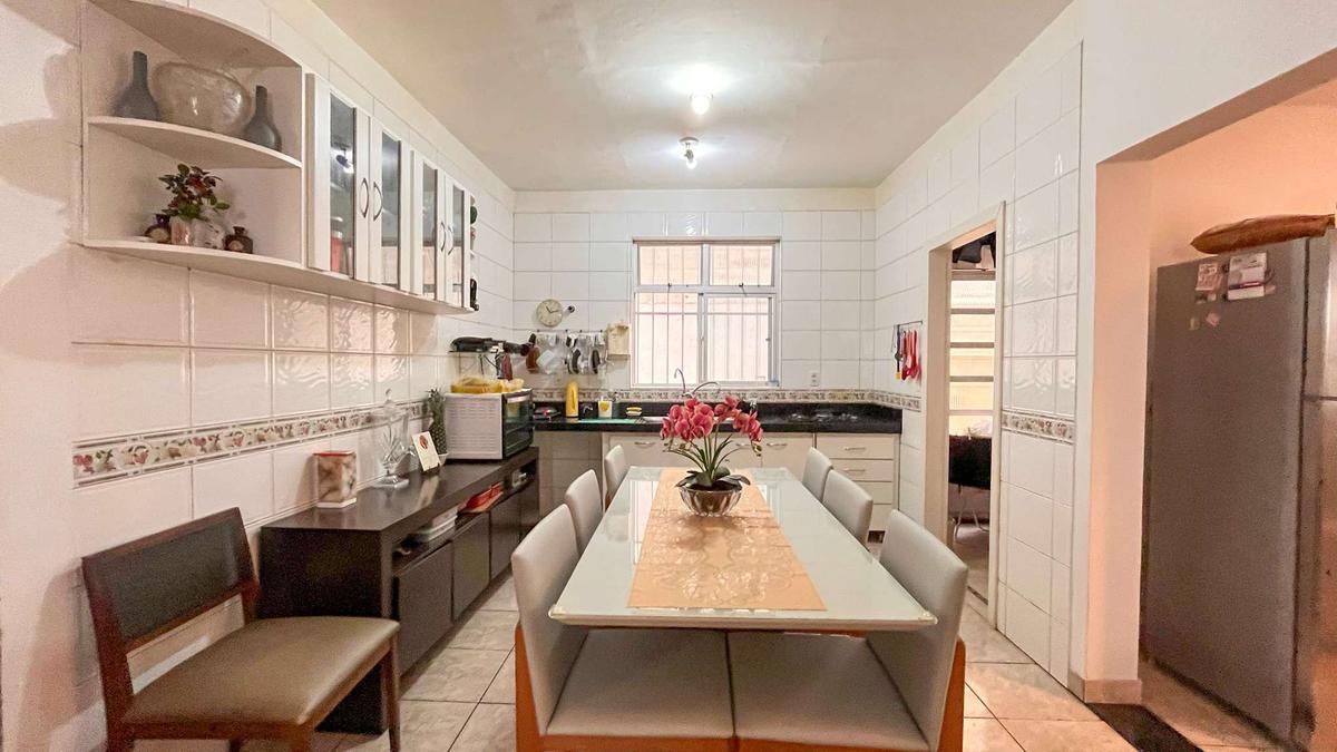 Casa, Buritis, 5 Quartos, 0 Vaga, 1 Suíte