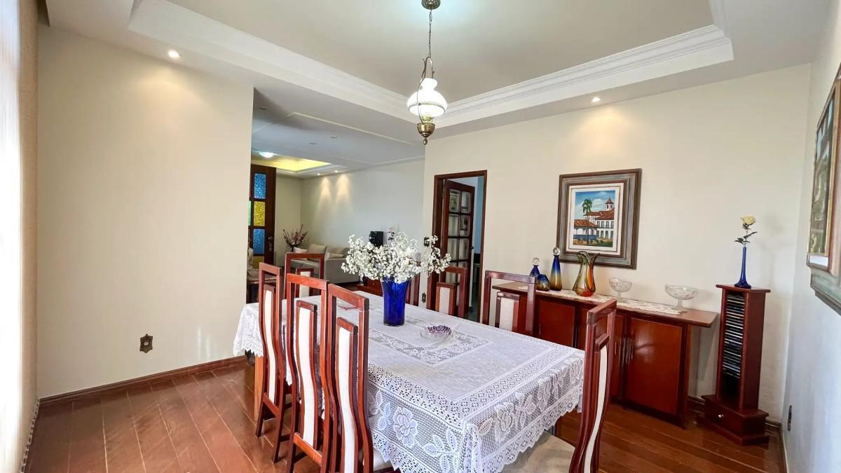 Casa, Luxemburgo, 5 Quartos, 4 Vagas, 2 Suítes