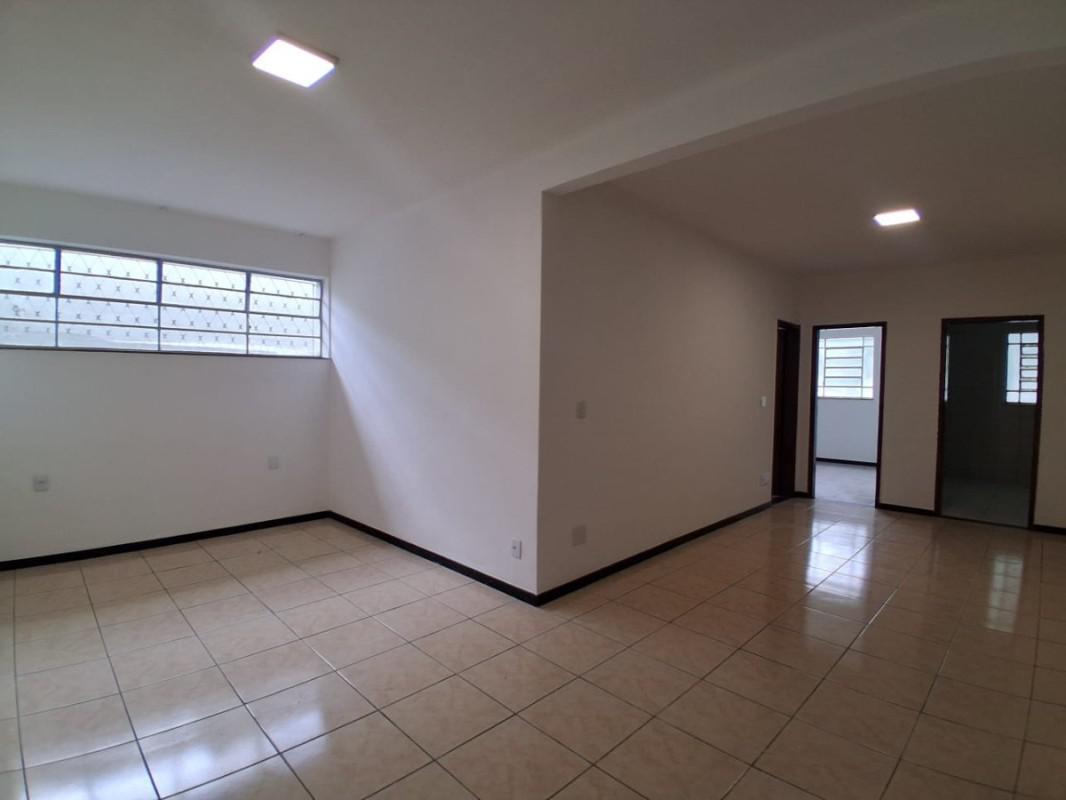 Casa, Cachoeirinha, 3 Quartos, 4 Vagas, 1 Suíte