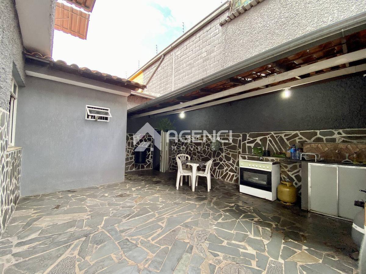 Casa, Santa Maria, 5 Quartos, 0 Vaga, 3 Suítes