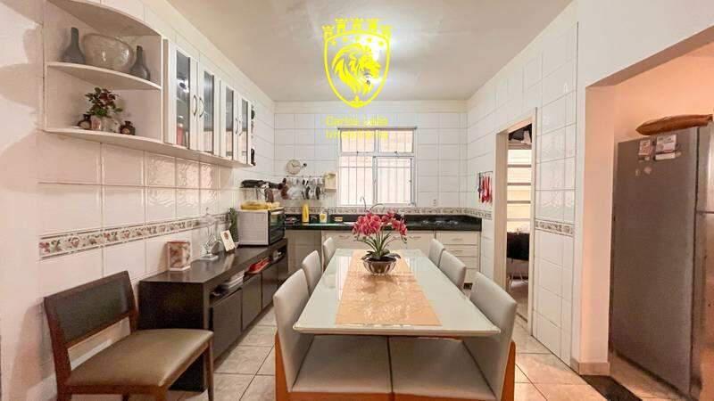 Casa, Buritis, 5 Quartos, 0 Vaga, 1 Suíte