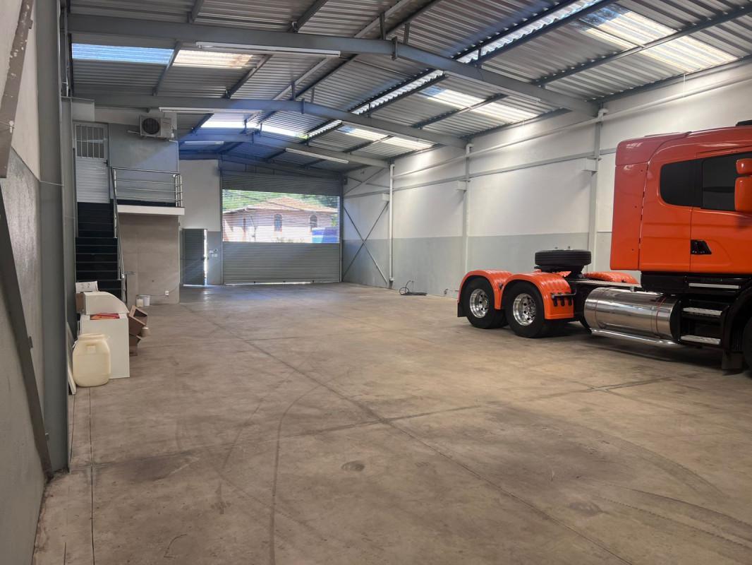 Galpão, Das Industrias I (barreiro), 0 Quarto, 0 Vaga