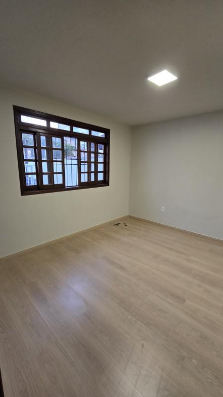 Casa, Castelo, 4 Quartos, 2 Vagas, 1 Suíte