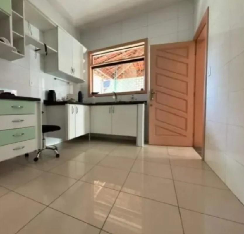 Casa Comercial, Castelo, 4 Quartos, 4 Vagas, 2 Suítes