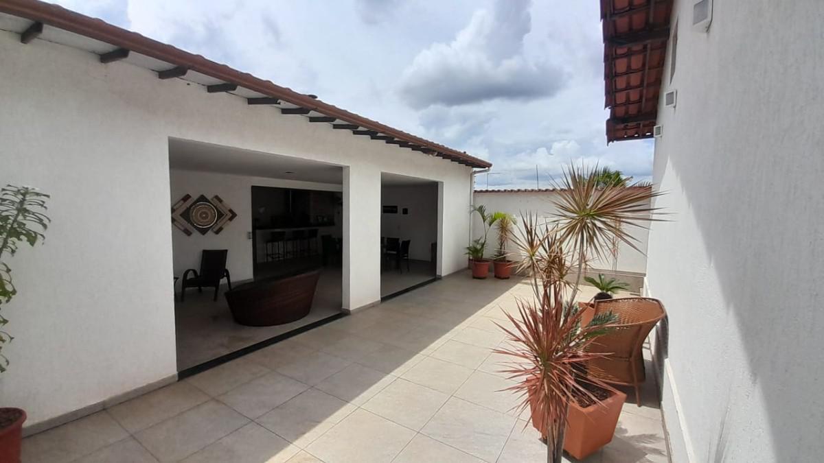 Casa, João Pinheiro, 4 Quartos, 2 Vagas, 3 Suítes