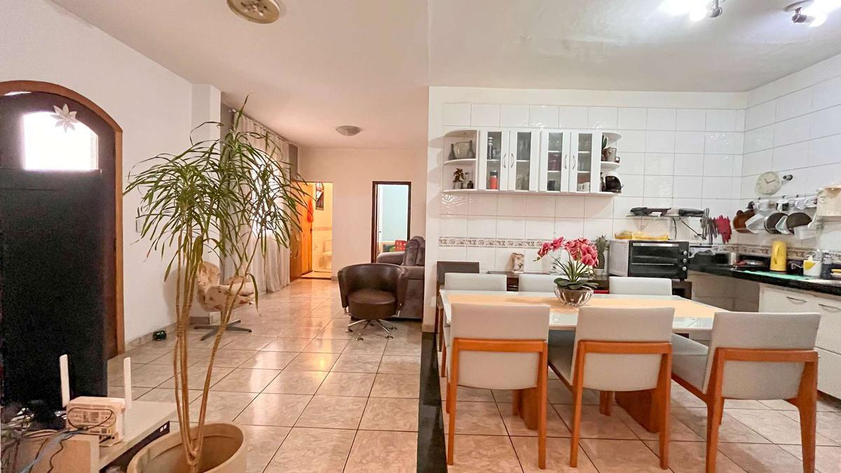 Casa, Buritis, 5 Quartos, 0 Vaga, 1 Suíte