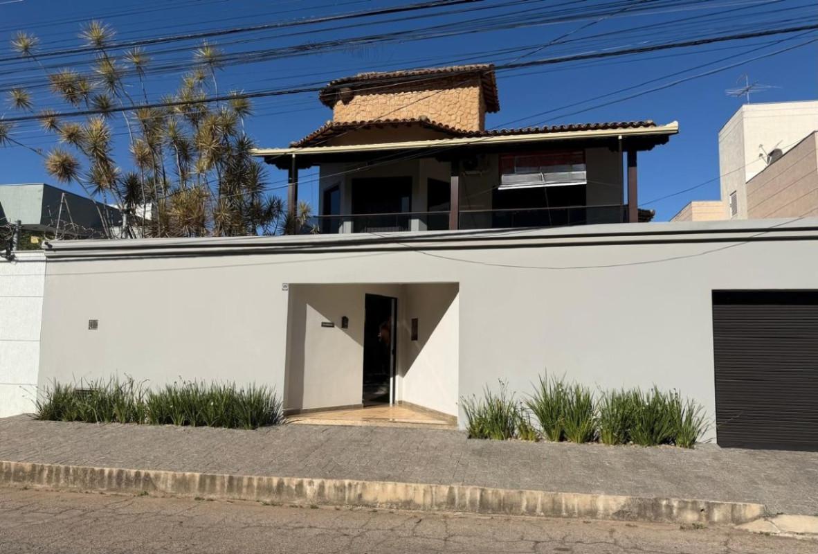 Casa, Jardim Riacho das Pedras, 4 Quartos, 6 Vagas, 1 Suíte