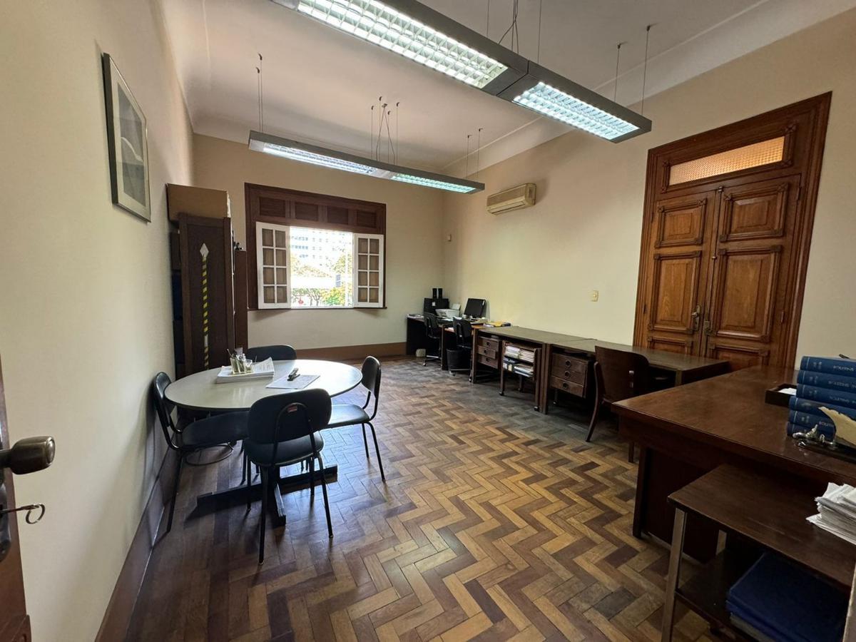 Casa, Funcionários, 10 Quartos, 30 Vagas, 5 Suítes