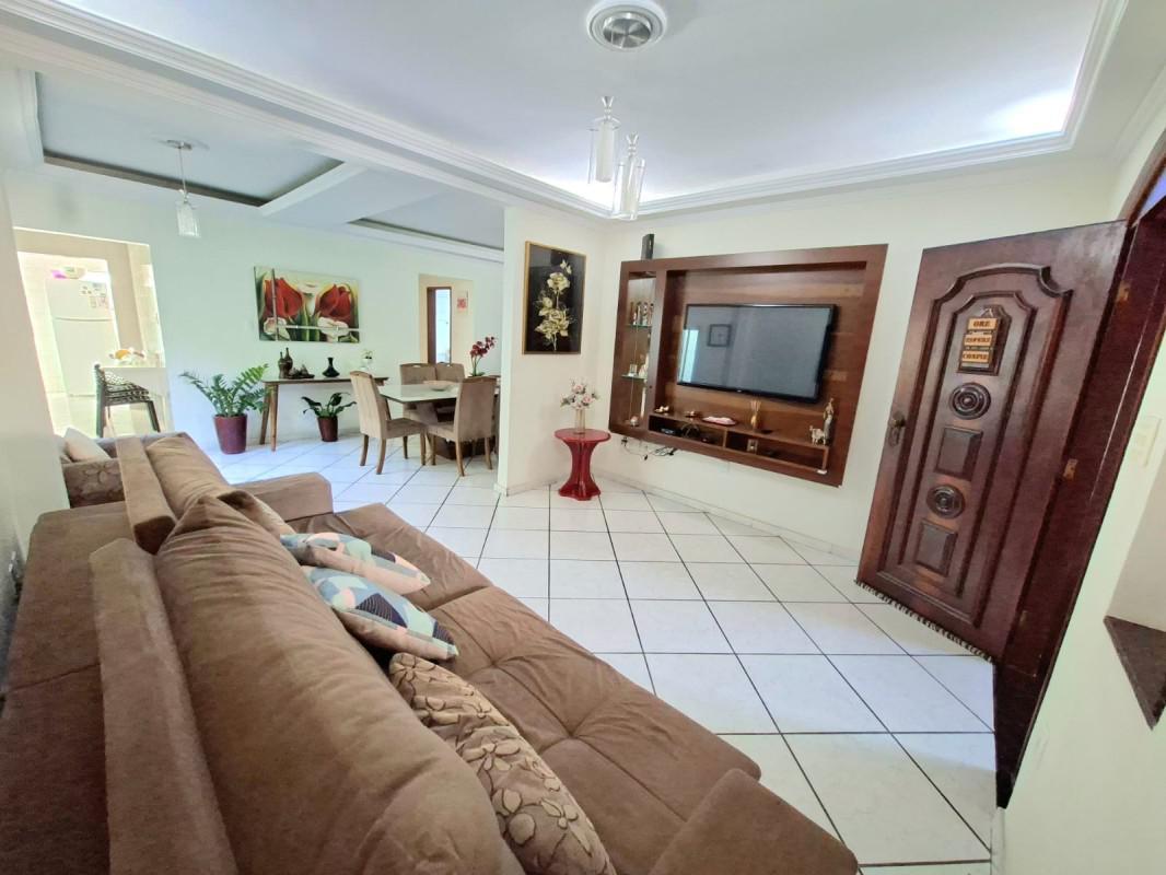 Casa, Letícia, 3 Quartos, 8 Vagas, 1 Suíte