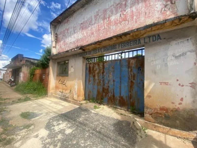 Lote, Centro, 1 Quarto, 0 Vaga
