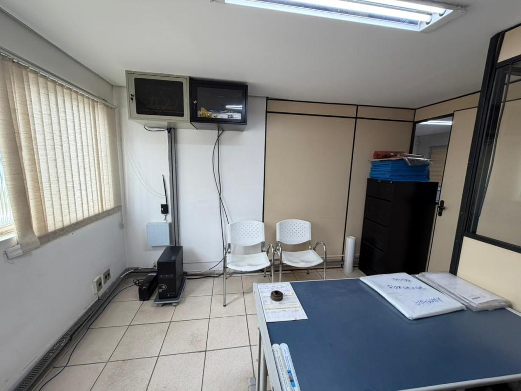 Galpão, Serrano, 0 Quarto, 10 Vagas