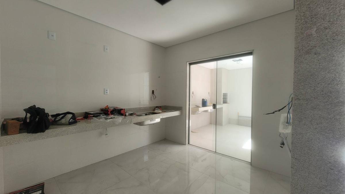 Casa, Quitandinha, 3 Quartos, 2 Vagas, 1 Suíte