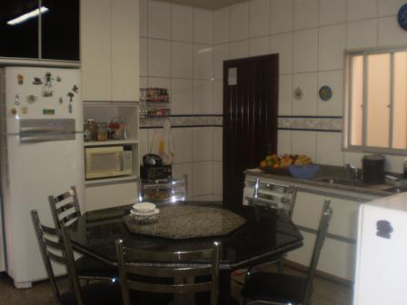 Casa, Santa Terezinha, 3 Quartos, 8 Vagas, 1 Suíte