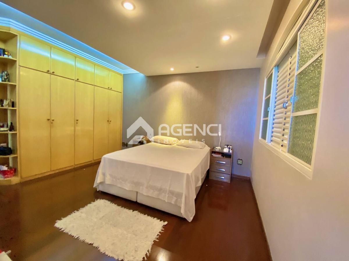 Casa, Camargos, 5 Quartos, 0 Vaga, 1 Suíte