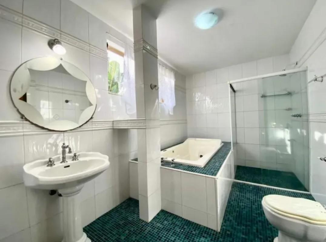 Casa, Castelo, 4 Quartos, 6 Vagas, 1 Suíte