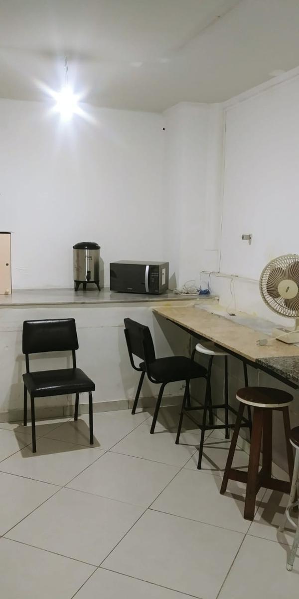 Casa Comercial, Funcionários, 0 Quarto, 10 Vagas