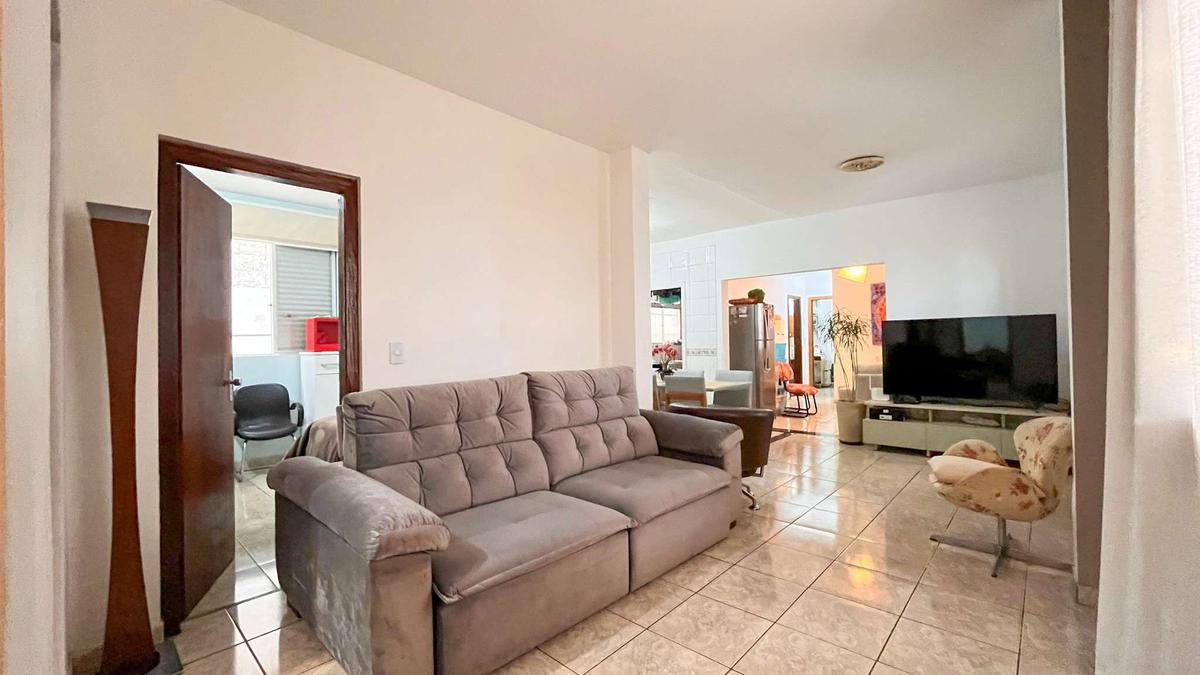 Casa, Buritis, 5 Quartos, 0 Vaga, 1 Suíte