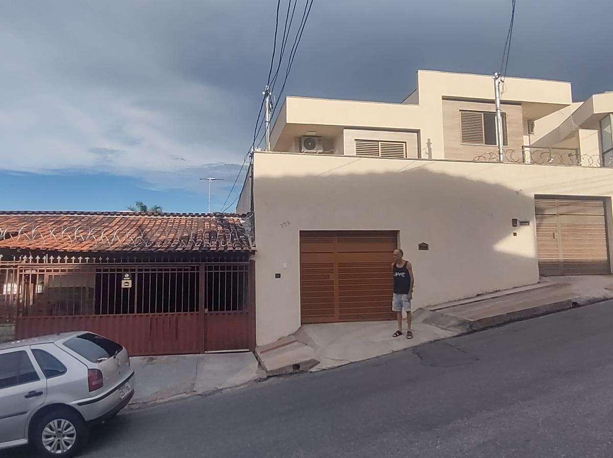 Casa, Planalto, 3 Quartos, 4 Vagas, 1 Suíte