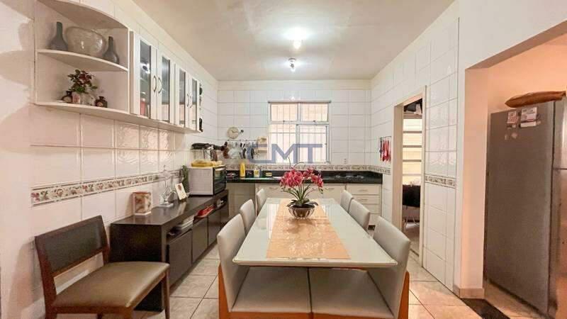 Casa, Buritis, 5 Quartos, 0 Vaga, 1 Suíte