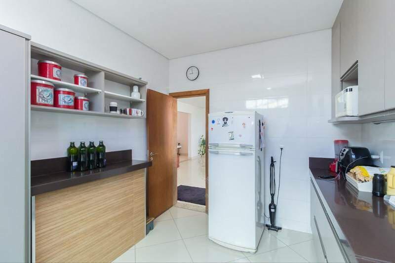 Casa, Estoril, 4 Quartos, 3 Vagas, 2 Suítes