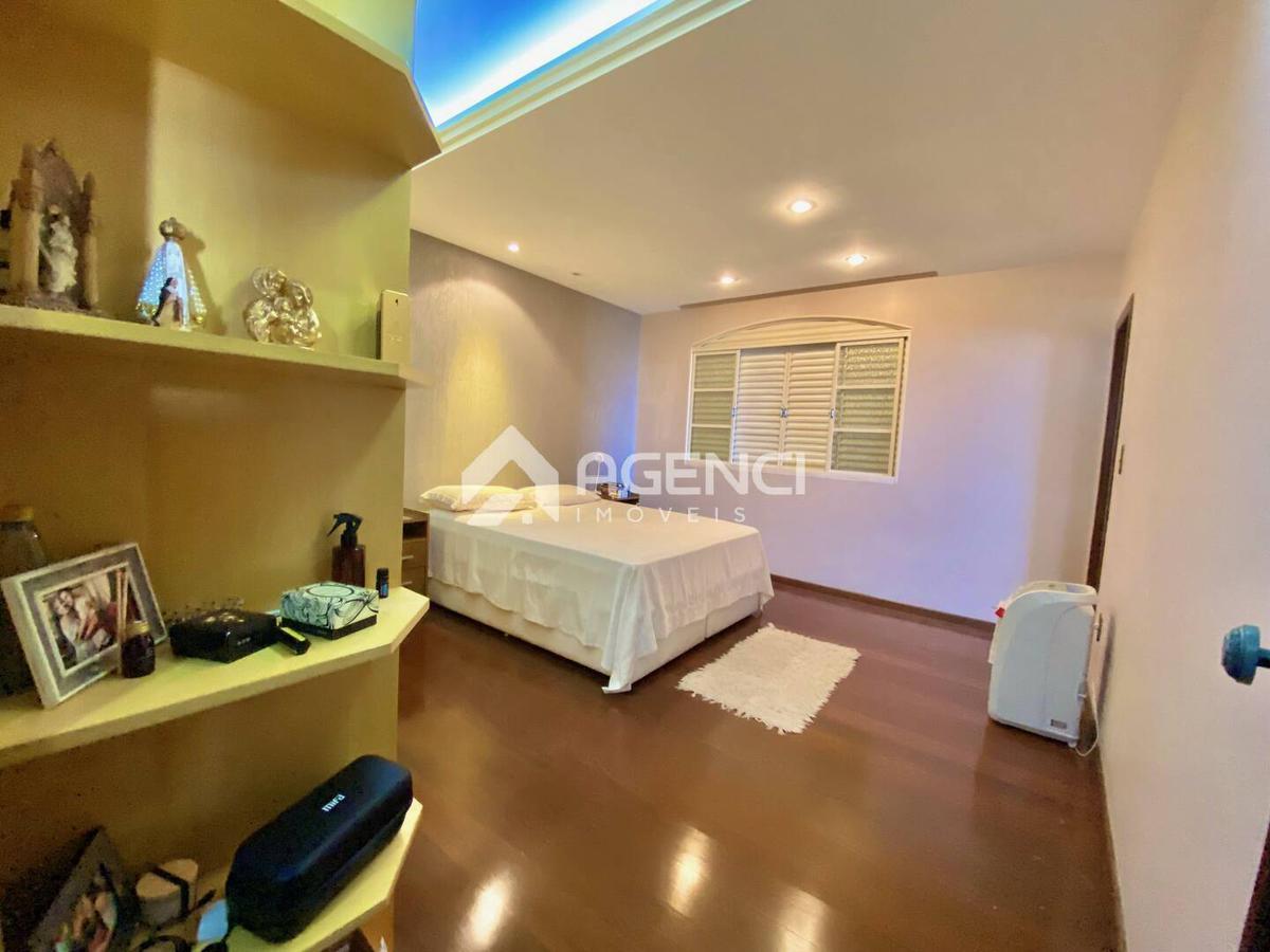 Casa, Camargos, 5 Quartos, 0 Vaga, 1 Suíte