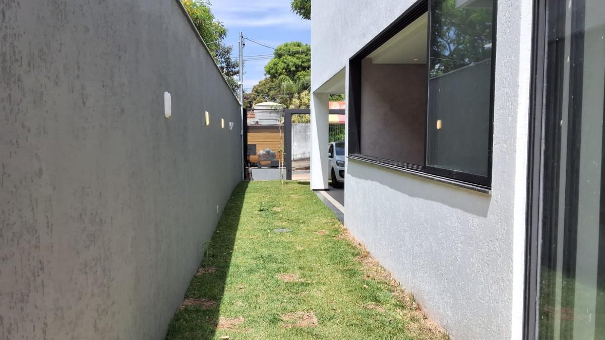 Casa, Trevo, 4 Quartos, 2 Vagas, 2 Suítes