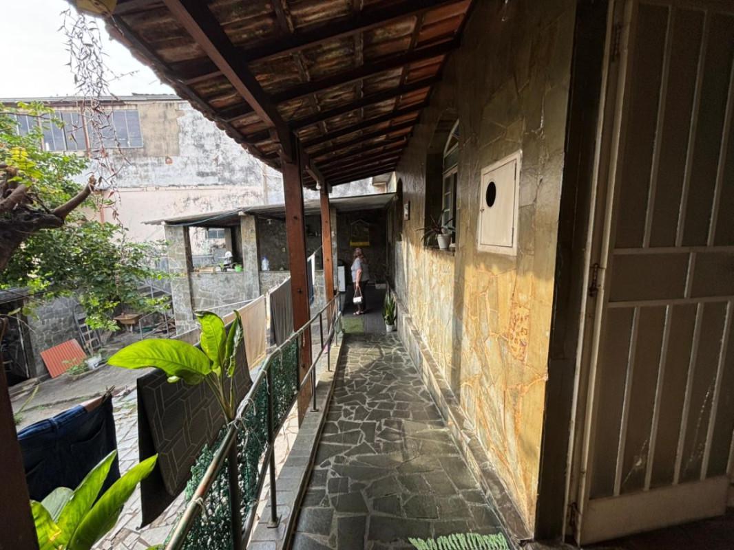 Casa, Sagrada Família, 2 Quartos, 8 Vagas