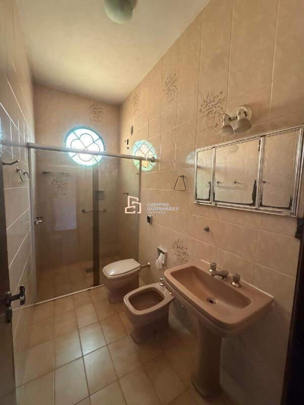 Casa, Industrial, 4 Quartos, 1 Vaga, 2 Suítes